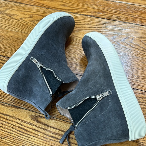 Sofft gray suede Britton Zip style booties.  Excellent used condition. Size 8. - Picture 6 of 13